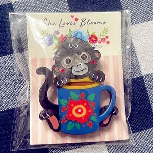 She Loves Blooms “Raffles with Kopi” brooch